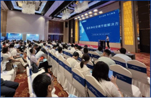 允咨会议现场,装备企业技术专家面向制药行业参会者进行学术演讲