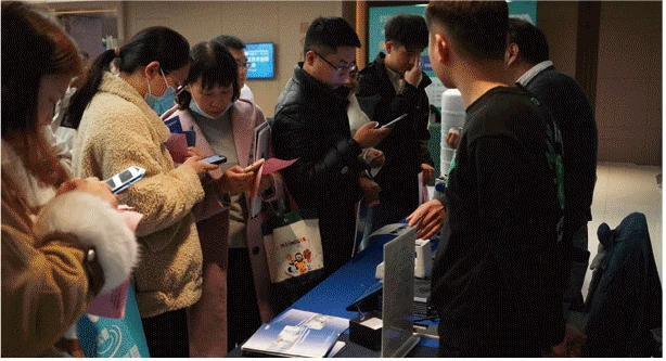 会议工作人员在现场向参会客户收集采购需求信息