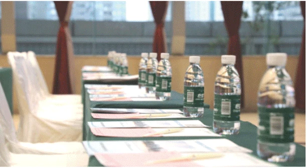 会议现场由装备企业赞助的饮用水、用笔和伴手礼