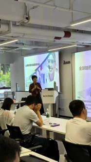 讲师在专题精讲班现场授课